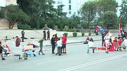 Disa protestues kalojnë natën para Kryeministrisë, policia u kërkon largimin për të mos bllokuar bulevardin Disa protestues kalojnë natën para Kryeministrisë, policia u kërkon largimin për të mos bllokuar bulevardin