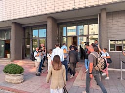 Nga Qeveria, deputetët e PDK-së shkojnë në Kuvend duke kërkuar vazhdimin e seancës konstituive Nga Qeveria, deputetët e PDK-së shkojnë në Kuvend duke kërkuar vazhdimin e seancës konstituive