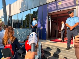 Deputetët e PDK-së debatojnë pak me zëdhënësin e Qeverisë te shkallët, ai u thotë se Kurti ka dalë në zyrë Deputetët e PDK-së debatojnë pak me zëdhënësin e Qeverisë te shkallët, ai u thotë se Kurti ka dalë në zyrë