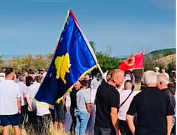 Latifi për protestën në Vushtrri: Injoranca në aksion, kundërshtojnë kishën duke tundur flamurin e Kastriotit Latifi për protestën në Vushtrri: Injoranca në aksion, kundërshtojnë kishën duke tundur flamurin e Kastriotit