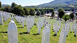 “Ta lavdërosh Mlladiqin në Srebrenicë është si t’i qeshësh familjes së viktimës në fytyrë” “Ta lavdërosh Mlladiqin në Srebrenicë është si t’i qeshësh familjes së viktimës në fytyrë”