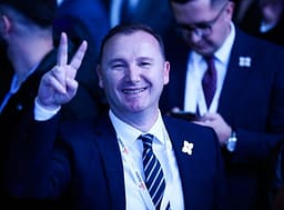 Zemaj reagon: Sot e përgjithmonë LDK, rrënjët e thella nuk luhaten nga erërat e ditës e nuk shkulen nga interesat e momentit Zemaj reagon: Sot e përgjithmonë LDK, rrënjët e thella nuk luhaten nga erërat e ditës e nuk shkulen nga interesat e momentit