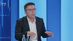 Adnan Rrustemi i mohon lidhjet familjare me Skënder Llugiqin që u arrestua për kërcënim ndaj Haradinajt Adnan Rrustemi i mohon lidhjet familjare me Skënder Llugiqin që u arrestua për kërcënim ndaj Haradinajt