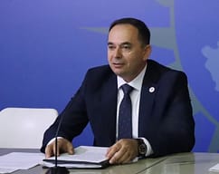 Zyrtari policor Avdi Hoti nderohet pasi i shpëtoi jetën një vajze 9-vjeçare Zyrtari policor Avdi Hoti nderohet pasi i shpëtoi jetën një vajze 9-vjeçare