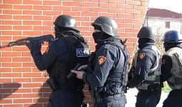 Renea dhe Policia aksion në Korçë, kërkohet i dënuari me 18 vite burg për vrasje Renea dhe Policia aksion në Korçë, kërkohet i dënuari me 18 vite burg për vrasje