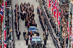 Mbreti Harald V i Norvegjisë përcillet me nderime në Oslo, në ceremoninë mortore marrin pjesë edhe familje mbretërore nga Evropa Mbreti Harald V i Norvegjisë përcillet me nderime në Oslo, në ceremoninë mortore marrin pjesë edhe familje mbretërore nga Evropa