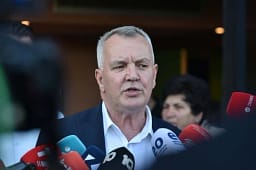 Imri Ahmeti: Do të duhej të njoftohej partia para publikimit të emrit për president, Abdixhiku e bëri të kundërtën Imri Ahmeti: Do të duhej të njoftohej partia para publikimit të emrit për president, Abdixhiku e bëri të kundërtën