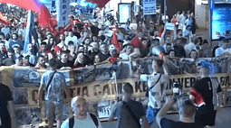 Dita e 28-të, qytetarët marshojnë në rrugët e Tiranës, protestuesi: Do të krijojmë Kuvend Kombëtar, 500 kandidatë potencialë Dita e 28-të, qytetarët marshojnë në rrugët e Tiranës, protestuesi: Do të krijojmë Kuvend Kombëtar, 500 kandidatë potencialë