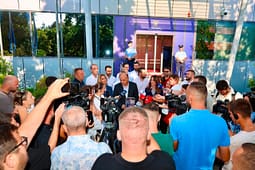 Deputetët e PDK-së te dyert e Qeverisë: Këto zyra janë uzurpuar nga deputeti Kurti, ai duhet të jetë në Kuvend Deputetët e PDK-së te dyert e Qeverisë: Këto zyra janë uzurpuar nga deputeti Kurti, ai duhet të jetë në Kuvend