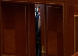 Sigurimi i Kuvendit vëzhgon nga dera hyrëse e sallës derisa po synohet votimi për nënkryetarët Sigurimi i Kuvendit vëzhgon nga dera hyrëse e sallës derisa po synohet votimi për nënkryetarët