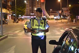 Policia me kontrolle në trafik, ndalohen 14 persona për vozitje të pakujdesshme Policia me kontrolle në trafik, ndalohen 14 persona për vozitje të pakujdesshme