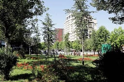 Mot me vranësira dhe intervale me diell, pasdite mundësi për reshje shiu Mot me vranësira dhe intervale me diell, pasdite mundësi për reshje shiu