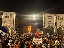Nata e shtatë e protestës, mijëra qytetarë sërish në shesh kundër vendimit të Speciales Nata e shtatë e protestës, mijëra qytetarë sërish në shesh kundër vendimit të Speciales