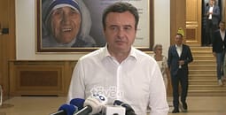 Pa xhaketë e me pantallona të përlyera me vezë, Kurti ripërsërit rëndësinë e marrëveshjes politike Pa xhaketë e me pantallona të përlyera me vezë, Kurti ripërsërit rëndësinë e marrëveshjes politike