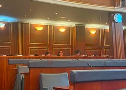 Deputetët e PDK-së dhe të Aleancës në sallën e Kuvendit, të pranishëm edhe zyrtarë të Ambasadës amerikane dhe BE-së Deputetët e PDK-së dhe të Aleancës në sallën e Kuvendit, të pranishëm edhe zyrtarë të Ambasadës amerikane dhe BE-së