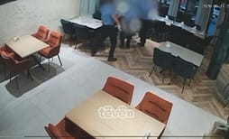 Pamje ekskluzive: I dyshuari vetplagoset në prani të policisë – në rast e përfshirë një zyrtare policore Pamje ekskluzive: I dyshuari vetplagoset në prani të policisë – në rast e përfshirë një zyrtare policore