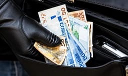 Grabitje në një banesë në Prishtinë, viktimës i marrin para, telefon e çelësa Grabitje në një banesë në Prishtinë, viktimës i marrin para, telefon e çelësa