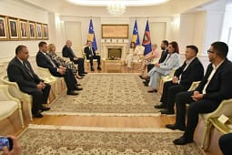 Pa PDK, LDK e AAK, nis takimi konsultativ i Haxhiut me Kurtin dhe partnerët e koalicionit Pa PDK, LDK e AAK, nis takimi konsultativ i Haxhiut me Kurtin dhe partnerët e koalicionit