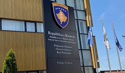 Prokuroria kërkon paraburgim për dy persona, dyshohen për shitblerje të rreth 5.5 kilogramëve drogë Prokuroria kërkon paraburgim për dy persona, dyshohen për shitblerje të rreth 5.5 kilogramëve drogë