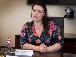 Kearns: Vuçiqi mohon gjenocidin, ndërsa Mladiqi varroset me nderime shtetërore. Kearns: Vuçiqi mohon gjenocidin, ndërsa Mladiqi varroset me nderime shtetërore.
