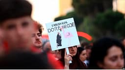 Protestuesit në Shqipëri dalin me pesë kërkesa, por vëmendja zhvendoset te personi që i lexoi ato Protestuesit në Shqipëri dalin me pesë kërkesa, por vëmendja zhvendoset te personi që i lexoi ato