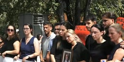 “Drejtësi, solidaritet” – Edhe familjarët e shtatzënës së vrarë në Malishevë në protestë para Qeverisë “Drejtësi, solidaritet” – Edhe familjarët e shtatzënës së vrarë në Malishevë në protestë para Qeverisë