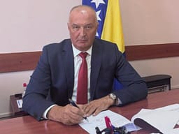 Helez shkarkon dy pjesëtarë të ushtrisë së Bosnjës, lavdëruan Mlladiqin Helez shkarkon dy pjesëtarë të ushtrisë së Bosnjës, lavdëruan Mlladiqin