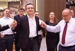 Kurti ia hedh valles në një dasmë, këngëtari ia thur nja dy vargje: “Ani moj Serbi kufirin ta këputi se mu më thonë Albin Kurti” Kurti ia hedh valles në një dasmë, këngëtari ia thur nja dy vargje: “Ani moj Serbi kufirin ta këputi se mu më thonë Albin Kurti”