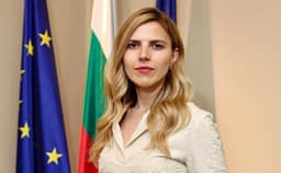 Petrova: Pranimi i Maqedonisë në BE duhet të shqyrtohet në institucionet evropiane dhe në procedurat e përcaktuara Petrova: Pranimi i Maqedonisë në BE duhet të shqyrtohet në institucionet evropiane dhe në procedurat e përcaktuara
