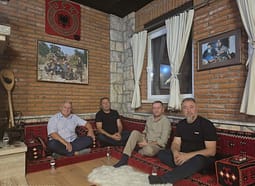 72 orë para vendimit në Hagë, komandantët e UÇK-së mblidhen në Drenicë tek Sami Lushtaku 72 orë para vendimit në Hagë, komandantët e UÇK-së mblidhen në Drenicë tek Sami Lushtaku
