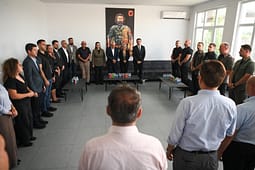 Kurti viziton familjen e policit të ndjerë Altin Kryeziu: Do të kujtohet gjithmonë si zyrtar shembullor Kurti viziton familjen e policit të ndjerë Altin Kryeziu: Do të kujtohet gjithmonë si zyrtar shembullor