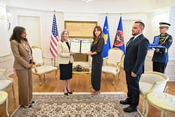 Haxhiu dekoron senatoren Ernst: Kosova do të vazhdojë ta ndërtojë të ardhmen e saj krah Shteteve të Bashkuara të Amerikës Haxhiu dekoron senatoren Ernst: Kosova do të vazhdojë ta ndërtojë të ardhmen e saj krah Shteteve të Bashkuara të Amerikës