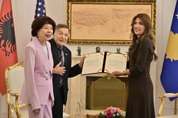 Joe dhe Shirley DioGuardi marrin shtetësinë e Kosovës Joe dhe Shirley DioGuardi marrin shtetësinë e Kosovës