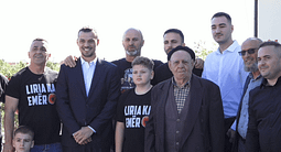 Djemtë e ish-krerëve të UÇK-së vizitojnë familjen e policit Afrim Bunjaku Djemtë e ish-krerëve të UÇK-së vizitojnë familjen e policit Afrim Bunjaku