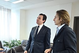 Hoxha i LVV-së shpërndan një lajm të rremë kinse Gjuriqi e lavdëroi Kadrijajn që e gjuajti Kurtin me vezë, s’e heq postimin Hoxha i LVV-së shpërndan një lajm të rremë kinse Gjuriqi e lavdëroi Kadrijajn që e gjuajti Kurtin me vezë, s’e heq postimin