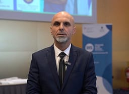 Hoxha: Investimi në njerëz është gjëja më e mirë që mund të bëjmë për shëndetin publik të vendit Hoxha: Investimi në njerëz është gjëja më e mirë që mund të bëjmë për shëndetin publik të vendit
