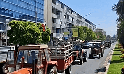 Protestojnë bujqit në Strumicë, kërkojnë çmime më të larta për blerje Protestojnë bujqit në Strumicë, kërkojnë çmime më të larta për blerje