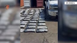 Kapen treth 80 kg drogë në vlerë 1 milion euro nga Kanadaja, arrestohen tre kosovarë në Durrës Kapen treth 80 kg drogë në vlerë 1 milion euro nga Kanadaja, arrestohen tre kosovarë në Durrës
