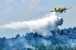 Zjarri në komunën e Tearcës po shuhet nga tre “air traktorë” Zjarri në komunën e Tearcës po shuhet nga tre “air traktorë”