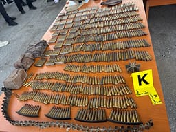 “Mitraloz, armë të gjata, mjete shpërthyese e uniforma” – Detajet e operacionit të Policisë në koordinim me AKI-në në veri “Mitraloz, armë të gjata, mjete shpërthyese e uniforma” – Detajet e operacionit të Policisë në koordinim me AKI-në në veri