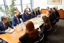 Kryenegociatori Zulfaj zhvilloi takim me anëtarët e Komisionit Parlamentar për Çështjet e Bashkimit Evropian në Bundestagun Gjerman Kryenegociatori Zulfaj zhvilloi takim me anëtarët e Komisionit Parlamentar për Çështjet e Bashkimit Evropian në Bundestagun Gjerman