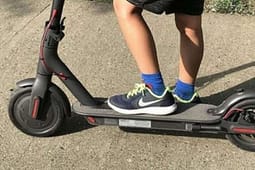 Trotinetet vazhdojnë të jenë kërcënim për këmbësorët, qytetarët ankohen se po i ngasin shpejt dhe ka rrezik të të godasin Trotinetet vazhdojnë të jenë kërcënim për këmbësorët, qytetarët ankohen se po i ngasin shpejt dhe ka rrezik të të godasin