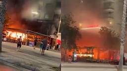 Publikohen pamjet e zjarrit në hotelin në Vlorë, pushuesit hidhen nga ballkoni për të shpëtuar Publikohen pamjet e zjarrit në hotelin në Vlorë, pushuesit hidhen nga ballkoni për të shpëtuar