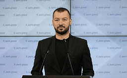Risteski: Mjaft me pritje në sportele, po futet në përdorim karta digjitale për studentë Risteski: Mjaft me pritje në sportele, po futet në përdorim karta digjitale për studentë