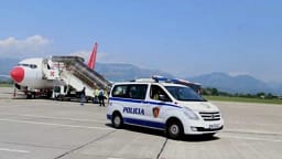 Policia shqiptare kap tre të kërkuar ndërkombëtarisht për trafik droge, njëri prej tyre është nga Gjakova Policia shqiptare kap tre të kërkuar ndërkombëtarisht për trafik droge, njëri prej tyre është nga Gjakova