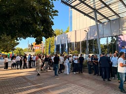 PDK bashkë me asamblistë, drejtorë e aktivistë nga komuna e Prishtinës bllokojnë edhe sot hyrjen e Qeverisë PDK bashkë me asamblistë, drejtorë e aktivistë nga komuna e Prishtinës bllokojnë edhe sot hyrjen e Qeverisë