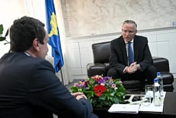 Kurti i nis sërish letër Hamzës: Qëndroni në sallë për presidentin, ua japim kryetarin e Kuvendit Kurti i nis sërish letër Hamzës: Qëndroni në sallë për presidentin, ua japim kryetarin e Kuvendit