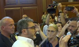 Përplasja PDK – VV në sallën e Kuvendit, Ganimete Musliu i gjuan ujë Ardian Golës: A t’ka mbetë mo ujë… Përplasja PDK – VV në sallën e Kuvendit, Ganimete Musliu i gjuan ujë Ardian Golës: A t’ka mbetë mo ujë…