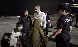 Rama ndan pamje nga mbërritja në Shqipëri e pesë shqiptarëve nga Siria: Vijon përpjekja për të tjerët Rama ndan pamje nga mbërritja në Shqipëri e pesë shqiptarëve nga Siria: Vijon përpjekja për të tjerët