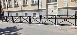 Vendosen rrethoja mbrojtëse pranë shkollave në Prishtinë, Rama: Për sigurinë e fëmijëve Vendosen rrethoja mbrojtëse pranë shkollave në Prishtinë, Rama: Për sigurinë e fëmijëve